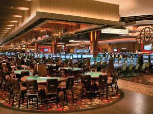 un casino con mesas y sillas y una pista de juego en L'Auberge Baton Rouge en Baton Rouge