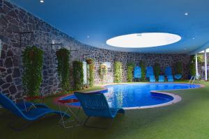 Bazén v ubytování Country Hotel & Suites nebo v jeho okolí