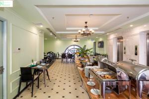 een restaurant met tafels en stoelen en een eetkamer bij Le House Boutique Hotel in Da Nang