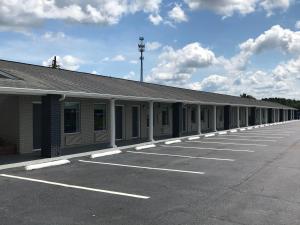 Un estacionamiento vacío frente a un edificio en Rodeway Inn South, en Calhoun