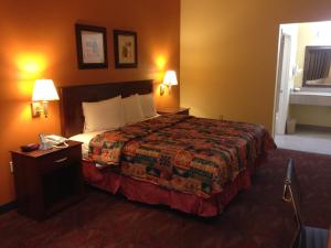Habitación de hotel con 1 cama y 2 lámparas en Executive Inn en Dayton