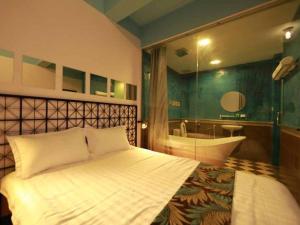 1 dormitorio con cama, bañera y lavamanos en Langit Langi Hotel @ KLIA/KLIA2, en Kampung Dengkil