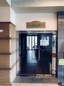 uma entrada para um edifício de escritórios com uma porta giratória em Hotel Grand Plaza Urashima em Kurihara