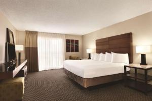 綠灣的住宿－綠灣凱悅酒店，酒店客房设有一张大床和一台电视。