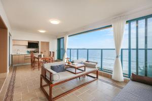 平山的住宿－聽海居- 雙月灣270度超一線正海景高端品質度假屋，海景客厅