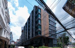 فندق اسبنذا في بانكوك: مبنى على جانب شارع المدينة