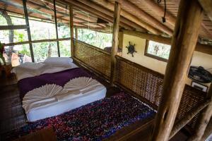 a bed in the middle of a room at Paraty Paradiso in Parati-Mirim