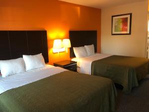 a hotel room with two beds next to each other at Arroyo Village Inn in Arroyo Grande