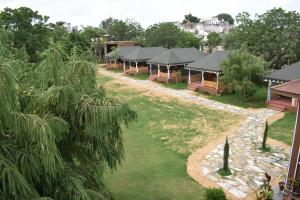 una vista aérea de un complejo con árboles y edificios en Vela Resort, en Pushkar