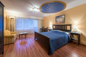 a bedroom with a bed with a blue bedspread at Badehotel Salina Maris – Wellness & Vintage in Mörel