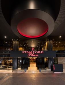 un hotel a stelle con un cartello rosso sul soffitto di Stamford Plaza Adelaide a Adelaide