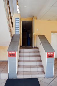 un pasillo con escaleras en un edificio con puerta en Hostel Railway Kiev en Kiev