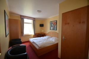 Postel nebo postele na pokoji v ubytování Hotel Zwei Mohren