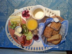 Kylstad Bed and Breakfast في Kylstad: طبق من الطعام مع الخبز والفواكه وكوب من القهوة