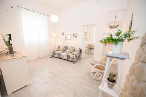 un soggiorno con divano e tavolo con fiori di Castrum Lodge a Palermo