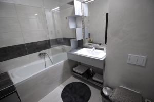 a bathroom with a sink and a bath tub and a sink at Apartament Diana in Târgu-Mureş