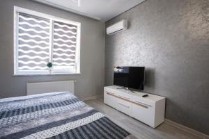 イヴァーノ・フランキーウシクにあるApartment in center premiumのベッドルーム(ベッド1台、薄型テレビ付)