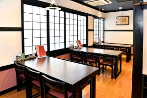 Um restaurante ou outro lugar para comer em New Commander Hotel Osaka Neyagawa