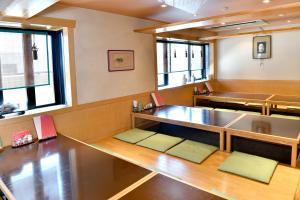 Uma área de estar em New Commander Hotel Osaka Neyagawa