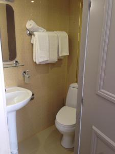 y baño con aseo, lavabo y toallas. en Three Crowns Residents, en Tallin