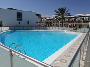 安蒂瓜海岸的住宿－Apartamento La Tortuga Complex Amaya Fuerteventura，大楼顶部的大型游泳池