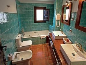 Koupelna v ubytování Hotel Spa Villa de Mogarraz