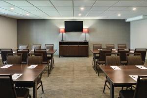 ラクロスにあるCountry Inn & Suites by Radisson, La Crosse, WIのテーブルと椅子とテレビのある会議室 +61枚の写真