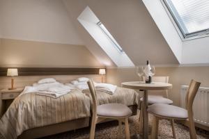 Posteľ alebo postele v izbe v ubytovaní Hotel Cesarskie Ogrody