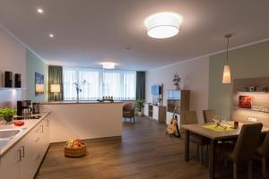 uma cozinha e sala de estar com uma mesa e uma sala de jantar em Cozy-Flats Koblenz em Koblenz