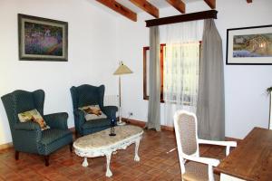 A seating area at Petit Hotel Es Figueral