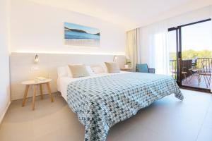 Кровать или кровати в номере Hotel Playa Mondrago