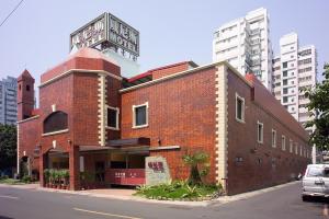 un bâtiment en briques rouges avec un panneau en haut dans l'établissement Venice Motel, à Kaohsiung