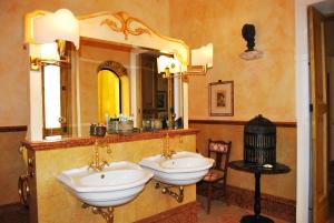 a bathroom with two sinks and a large mirror at B&B Palazzo de Matteis in San Severo