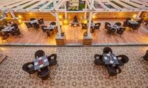 Restaurace v ubytování Treebo Grand Legacy Elite With Roof Top Cafe
