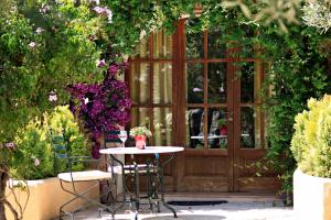 A garden outside Petit Hotel Es Figueral