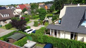 una vista aérea de una casa en un barrio residencial en Haus Jui, en Zingst