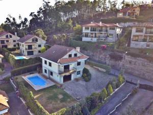 widok z lotu ptaka na dom z basenem w obiekcie Casa de O Rosal w mieście San Bartolomé