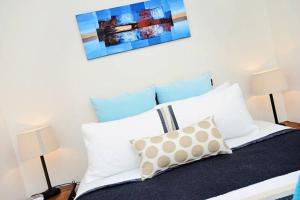 Ein Bett oder Betten in einem Zimmer der Unterkunft Smugglers Resort-Style Apartments no 9