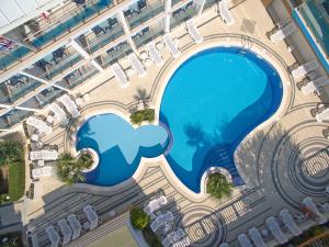 Bazén v ubytování Hotel Eskada Beach nebo v jeho okolí