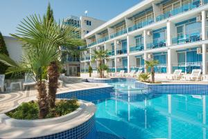Bazén v ubytování Hotel Eskada Beach nebo v jeho okolí