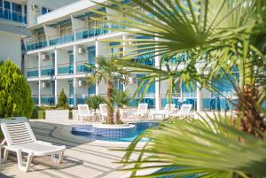 Bazén v ubytování Hotel Eskada Beach nebo v jeho okolí