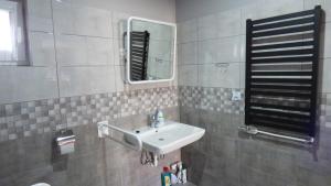 W łazience znajduje się umywalka i lustro. w obiekcie Agroturystyka Klekusiowo w mieście Bolesławiec