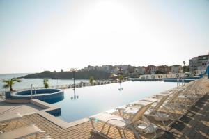 Bazén v ubytování Hotel Eskada Beach nebo v jeho okolí