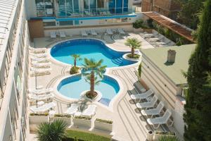 Bazén v ubytování Hotel Eskada Beach nebo v jeho okolí
