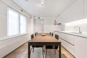 コルトレイクにあるMeensestay 01 - Bissegem (Kortrijk)のキッチン(テーブル、椅子、シンク付)
