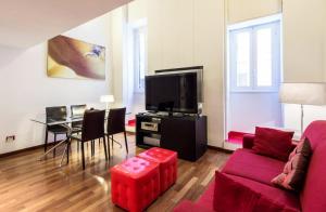 ローマにあるRSH Balestrari Apartmentsのリビングルーム(ソファ、テーブル、テレビ付)