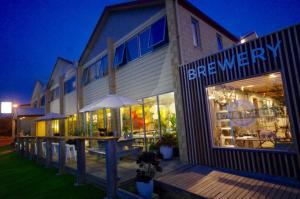 una tienda frente a un edificio con un restaurante en Sow and Piglets Guesthouse, en Port Campbell