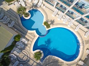 Bazén v ubytování Hotel Eskada Beach nebo v jeho okolí