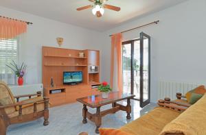 salon z kanapą i stołem w obiekcie Apartment Edo 1755 w mieście Peresiji