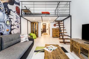 ブダペストにあるBpR Stupendous Design Homeのリビングルーム(ソファ、テレビ付)